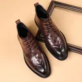Botas de cuero marrón para hombre con textura de cocodrilo y cordones clásicos - 38 / Marrón (551-1)