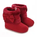 Gros plan de bottes d'hiver rouges pour bébé avec doublure en peluche et nœud décoratif - Rouge