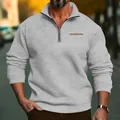 Detail eines grauen Herren-Sweatshirts mit halbem Reißverschluss und Stehkragen - Hellgrau