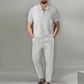 Stijlvolle lichtgrijze wafelgebreide herenset met rits-polo en bijpassende broek - S / Boven- En Onderstuk / Grijs