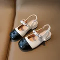 Girls' two-tone patent leather sandals with pearl chain detail in cream and black - Size 28 Inner Length 17cm / White