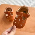 Scarpe primi passi vintage in pelle marrone con motivi traforati per neonati e bimbi - 11cm (0-6m) / Stile Motivo Intagliato / Marrone chiaro