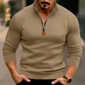Nahaufnahme eines khakifarbenen Herren-Sweatshirts mit Stehkragen und Reißverschluss - Camel
