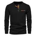 Detalle de una camiseta Henley negra de manga larga con ribete marrón en contraste - S / Tops / Negro