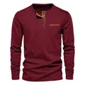 Textura detallada de la camiseta Henley de pana burdeos entallada de manga larga para hombre - S / Tops / Burdeos