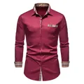 Vue détaillée d'une chemise bordeaux pour homme avec des garnitures à carreaux au col et aux poignets - S / Hauts / Bordeaux