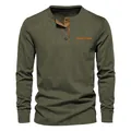 Detalle de camiseta Henley de pana verde oliva con tapeta de botones en contraste - Verde Militar