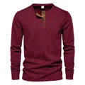 Détail d'un t-shirt Henley pour homme en velours côtelé bordeaux à manches longues - Bordeaux