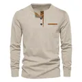 Detalle de la camiseta Henley de pana para hombre con textura acanalada y ribete - Albaricoque