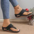 Stylische schwarze Keilabsatz-Zehentrenner für Damen, modische Strandschuhe mit Lochmuster - 36 / Schwarz