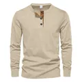 Vue de face d'un t-shirt Henley en velours côtelé pour hommes avec patte de boutonnage - Abricot