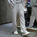 Detalle de los pantalones casuales de canalé grises para hombre con un ajuste recto y holgado - Gris claro