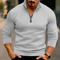 Detailweergave van grijze casual herenpullover met lange mouwen en halve rits kraag. - Lichtgrijs