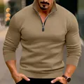 Detailweergave van een kaki herenpoloshirt met lange mouwen en een halve ritskraag. - camel