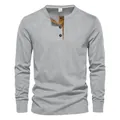 Détail du sweat gris côtelé présentant la patte de boutonnage marron contrastée - Gris clair