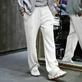 Vista detallada de pantalones casuales blancos de canalé holgados para hombre - Blanco