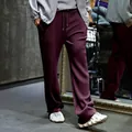 Detalle de pantalones plisados granate para hombre con rayas verticales y cordón ajustable - Burdeos