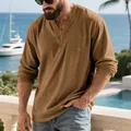 Detalle de sudadera de pana marrón para hombre de manga larga en un entorno relajado - S / Tops / Marrón