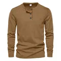 Détail du t-shirt Henley à manches longues pour hommes en velours côtelé marron. - Khaki Foncé
