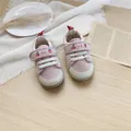 Detailansicht der rosa bestickten Babylauflernschuhe mit weichen Sohlen und Klettverschluss. - Größe 12.5 (12.5cm) / Erdbeersticker-Stil / Rosa
