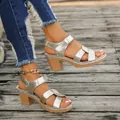 Elegantes sandalias de tacón alto plateadas con tiras cruzadas y cierre de velcro - Dorado