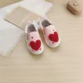 Draufsicht auf rosa Baby-Leinenschuhe mit plüschigen roten Herz-Patches auf Holz - 13.0 (Innenlänge ca. 13cm) / Rosa Rotes Herz