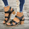 Sandalias negras de tacón alto con tiras cruzadas y cierre de velcro para el verano - Negro