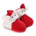 Detailansicht der weichen Plüsch-Babyschuhe im rot-weißen Weihnachtsmann-Design für Winter - 11cm / Rot