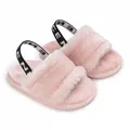 Vue détaillée des sandales en fourrure rose pour bébé avec bride arrière élastique - Rose
