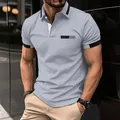 Detail eines grauen Herren-Poloshirts mit Umlegekragen und dekorativer Fake-Tasche - Hellgrau