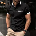 Detailansicht eines schwarzen Slim-Fit-Poloshirts für Herren mit weißem Besatz und Tasche. - Schwarz