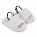 Vue détaillée des sandales blanches en fourrure pour bébé avec bride élastique - Blanc