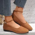 Elegante braune Damen-Ballerinas aus Wildleder mit schickem Riemchen am Knöchel - Hellbraun