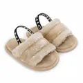 Détail de sandales douces en fourrure pour bébé beige avec bride élastique - Abricot