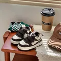 Detalle de zapatillas marrón y crema para niños pequeños con forro cálido en mesa - Talla 16 (Longitud Interior 12cm) / Negro Marrón (Forro de Felpa)