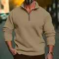 Dettaglio di una felpa casual da uomo color cantiere con cerniera lampo e collo alto - Cammello