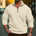 Dettaglio di una felpa casual da uomo color crema con mezza zip e interno in pile - Albicocca