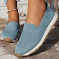 Atmungsaktive hellblaue Fly-Knit Slipper für Damen mit eckiger Zehenpartie auf Holzdeck - Hellblau