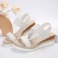 Elegantes sandalias de cuña con plataforma tejida blanca con una correa muy chic - Blanco