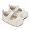 Primer plano de zapatos de gateo acolchados blancos con un lazo decorativo elegante - Blanco