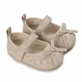Primer plano de zapatos de gateo para bebé niña acolchados beige con lazo y suela blanda - Albaricoque