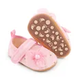 Detailaufnahme von rosa Baby-Prinzessinenschuhen aus Spitze mit weicher rutschfester Sohle - Rosa