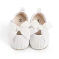 Detailansicht weißer Baby-Lauflernschuhe für Mädchen mit großen Rippschleifen - 11cm / Weiß