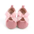 Detailansicht rosa Babyschuhe für Mädchen mit großen dekorativen Ripsbandschleifen - 11cm / Rosa