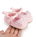 Détail de chaussures de marche roses pour bébé avec nœud à carreaux pour comparer la taille - Rose