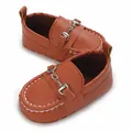 Gros plan de mocassins marron pour bébé avec cuir souple et boucle en métal - Marron