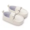 Mocassins blancs classiques pour bébé avec semelle souple et mors métallique élégant - Blanc
