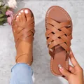 Sandales plates marron pour femmes avec brides croisées tissées pour la plage. - Brun Foncé