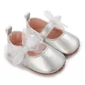 Zapatos plateados para primeros pasos de bebé con un delicado lazo de malla blanca - Plateado
