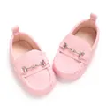 Détail de mocassins roses pour bébé avec semelle souple et boucle mors argentée - Rose
